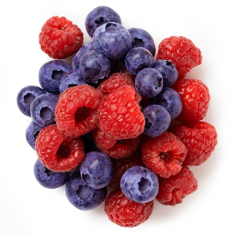 Изображение товара Мини Микс Малина и Голубика 150г упаковка - свежий ягодный перекус