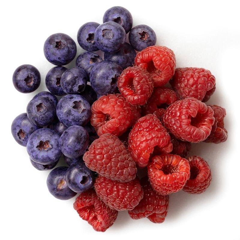 Изображение товара Малина и голубика в сердце 250г упаковка - свежие ягоды премиум-класса