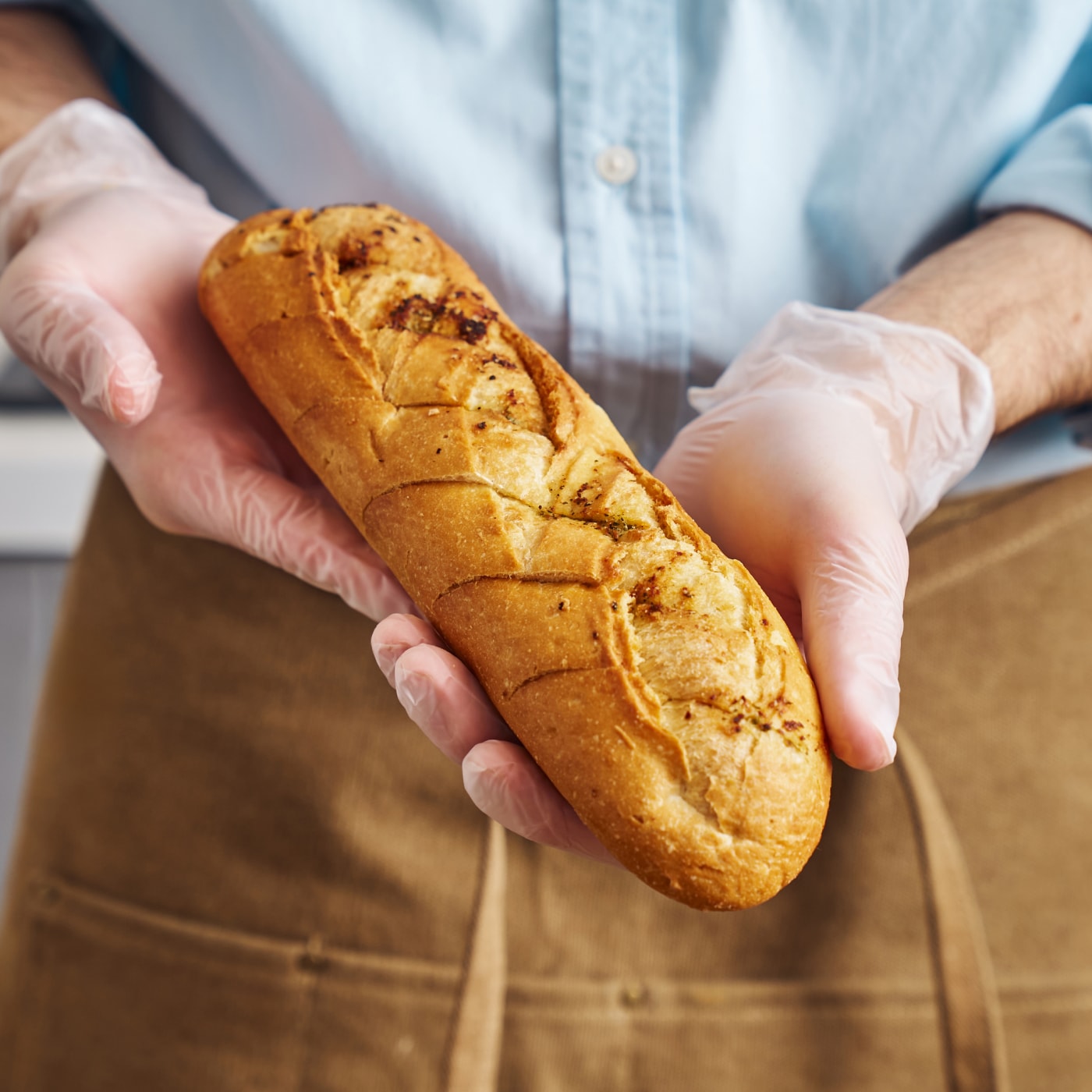 Изображение товара Половинка багета с чесноком 160 г свежий французский хрустящий хлеб