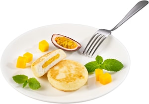 Изображение товара Сырники Creative Kitchen с начинкой манго-маракуйя 120г