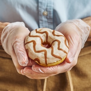 Изображение товара Донат с карамельной начинкой и белой глазурью 62г