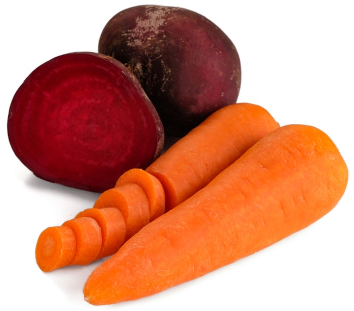 свежие морковь и свекла с ботвой на прилавке