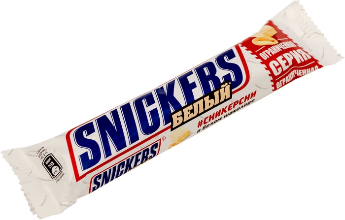 Snickers 220v на белом фоне