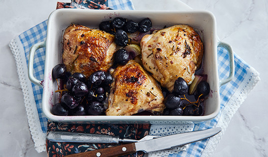 Куриные бедра с виноградом