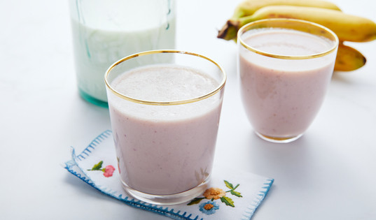 Молочный коктейль с ягодами и бананом