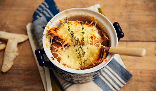 Луковый суп с сырными гренками