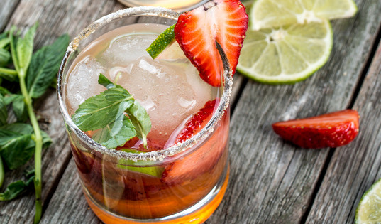 Освежающий коктейль Персик-Лайм микс