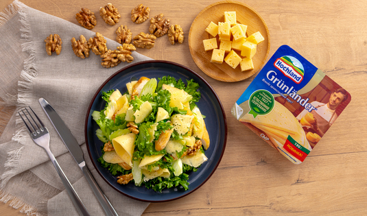 Куриный салат с сыром Grünländer и ананасами