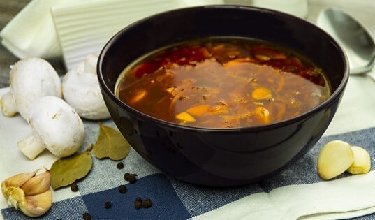 Постный борщ с грибами и фасолью
