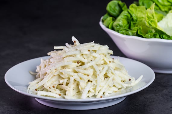 Салат из корня сельдерея с орешками