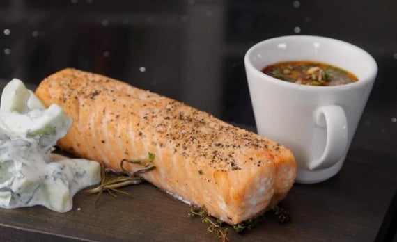 Лосось на дощечке от Кулинарной школы Аркадия Новикова