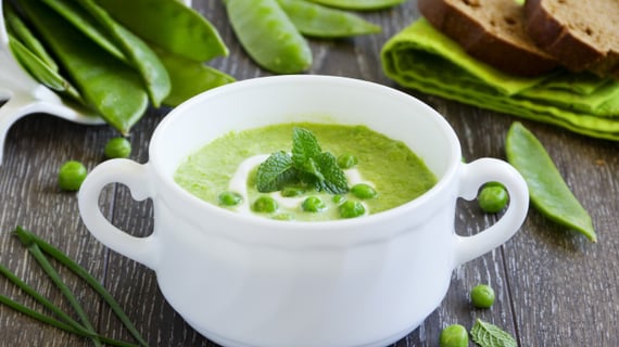 Суп из зеленого горошка с мятой и миндальным молоком